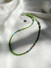 Load image into Gallery viewer, Kaklarota ar Diopsīdu, Tirkīzu, Turmalīnu