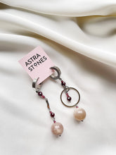 Load image into Gallery viewer, Asimetriski auskari ar Mēness Akmeni, Granātu