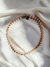 Load image into Gallery viewer, Kaklarota ar Pērlēm, Saules akmeni