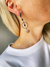 Load image into Gallery viewer, Asimetriski auskari ar Mēness Akmeni, Granātu