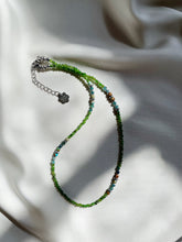 Load image into Gallery viewer, Kaklarota ar Diopsīdu, Tirkīzu, Turmalīnu