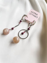Load image into Gallery viewer, Asimetriski auskari ar Mēness Akmeni, Granātu