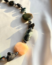 Load image into Gallery viewer, Kaklarota ar Akmeņu Mix