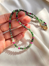 Load image into Gallery viewer, Kaklarota ar Rubīna Coizītu