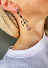 Load image into Gallery viewer, Asimetriski auskari ar Mēness Akmeni, Granātu