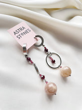 Load image into Gallery viewer, Asimetriski auskari ar Mēness Akmeni, Granātu