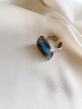 Load image into Gallery viewer, Gredzens ar Labradorītu