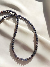 Load image into Gallery viewer, Kaklarota ar Safīru