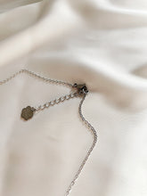 Load image into Gallery viewer, Kaklarota kulons ar Kuncītu