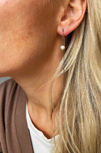 Load image into Gallery viewer, Ķēdīšu auskari ar Pērlēm