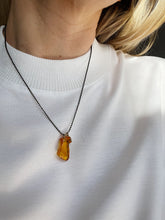 Load image into Gallery viewer, Kaklarota kulons ar Dzintaru