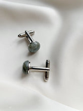 Load image into Gallery viewer, Aproču pogas ar Labradorītu