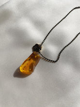 Load image into Gallery viewer, Kaklarota kulons ar Dzintaru