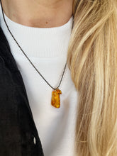 Load image into Gallery viewer, Kaklarota kulons ar Dzintaru