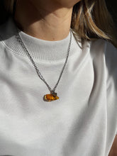 Load image into Gallery viewer, Kaklarota kulons ar Dzintaru