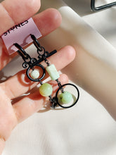 Load image into Gallery viewer, Asimetriski auskari ar Hrizoprazu