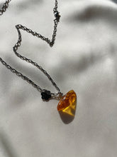 Load image into Gallery viewer, Kaklarota kulons ar Dzintaru