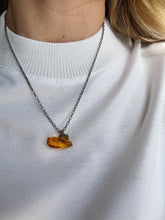 Load image into Gallery viewer, Kaklarota kulons ar Dzintaru