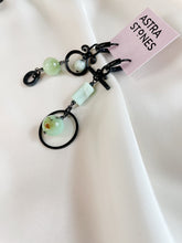 Load image into Gallery viewer, Asimetriski auskari ar Hrizoprazu