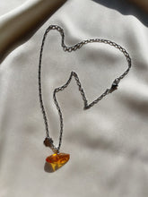 Load image into Gallery viewer, Kaklarota kulons ar Dzintaru