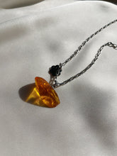 Load image into Gallery viewer, Kaklarota kulons ar Dzintaru