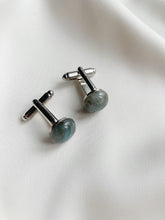 Load image into Gallery viewer, Aproču pogas ar Labradorītu