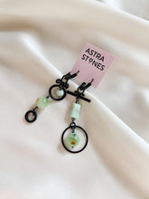 Load image into Gallery viewer, Asimetriski auskari ar Hrizoprazu