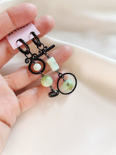 Load image into Gallery viewer, Asimetriski auskari ar Hrizoprazu