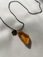 Load image into Gallery viewer, Kaklarota kulons ar Dzintaru