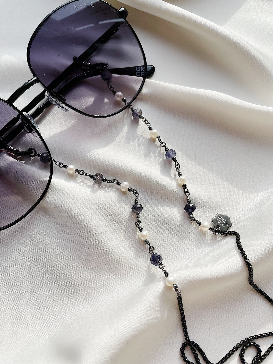 Briļļu ķēdīte ar Pērlēm, Jolītu